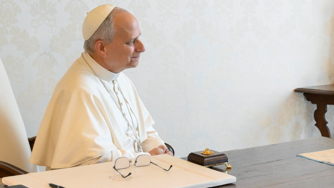 A Vatikáni Média felvételén XIV. Leó pápa (b) magánkihallgatáson fogadja Gerard Larchert, a francia szenátus elnökét a vatikáni lakosztályának dolgozószobájában 2025. október 24-én.