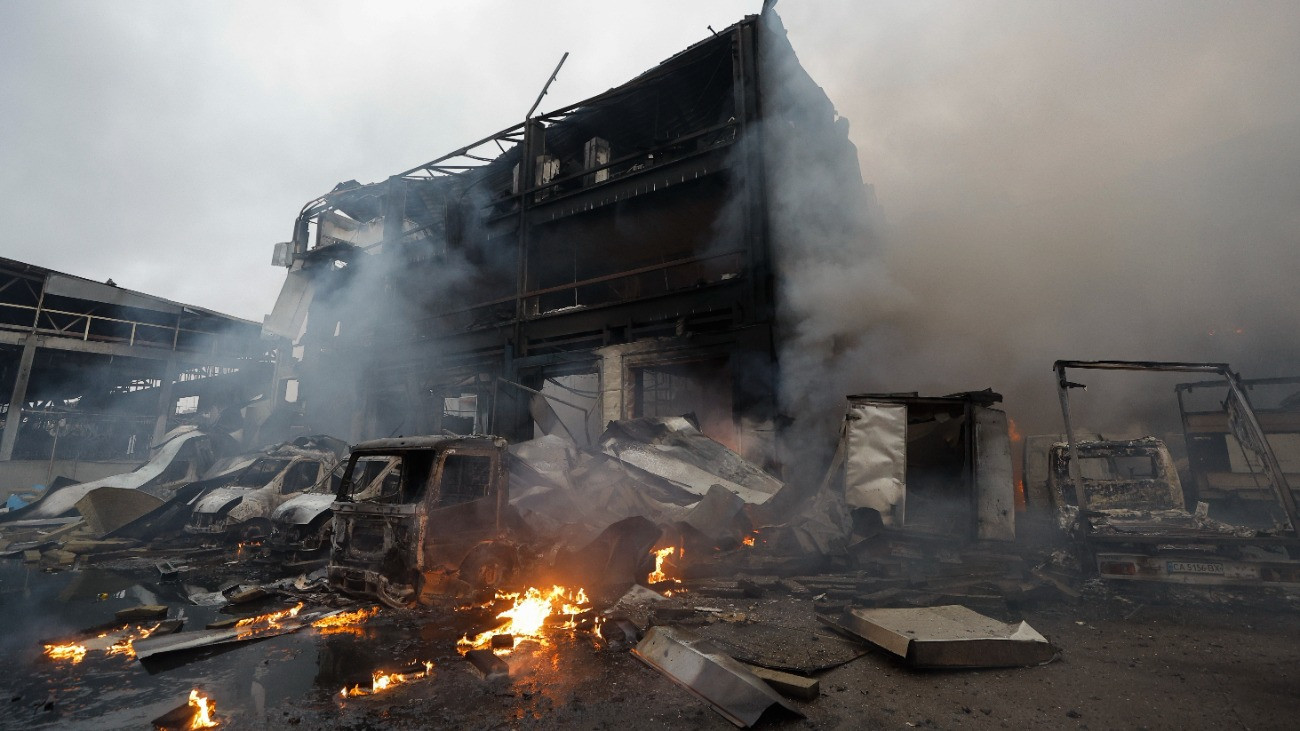 A pusztítás nyomai egy kijevi raktárépületet ért orosz légicsapást követõen 2025. október 25-én. Az ukrán fõvárost ért rakétatámadásokban egy ember életét vesztette, legkevesebb tízen megsebesültek.