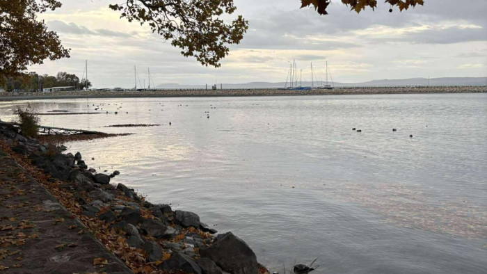 Viharos szél fogadta a Balatonnál ünneplőket