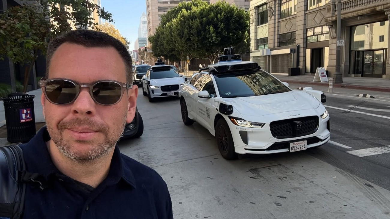 Önvezető taxit próbált ki a magyar politikus, Vitézy Dávid