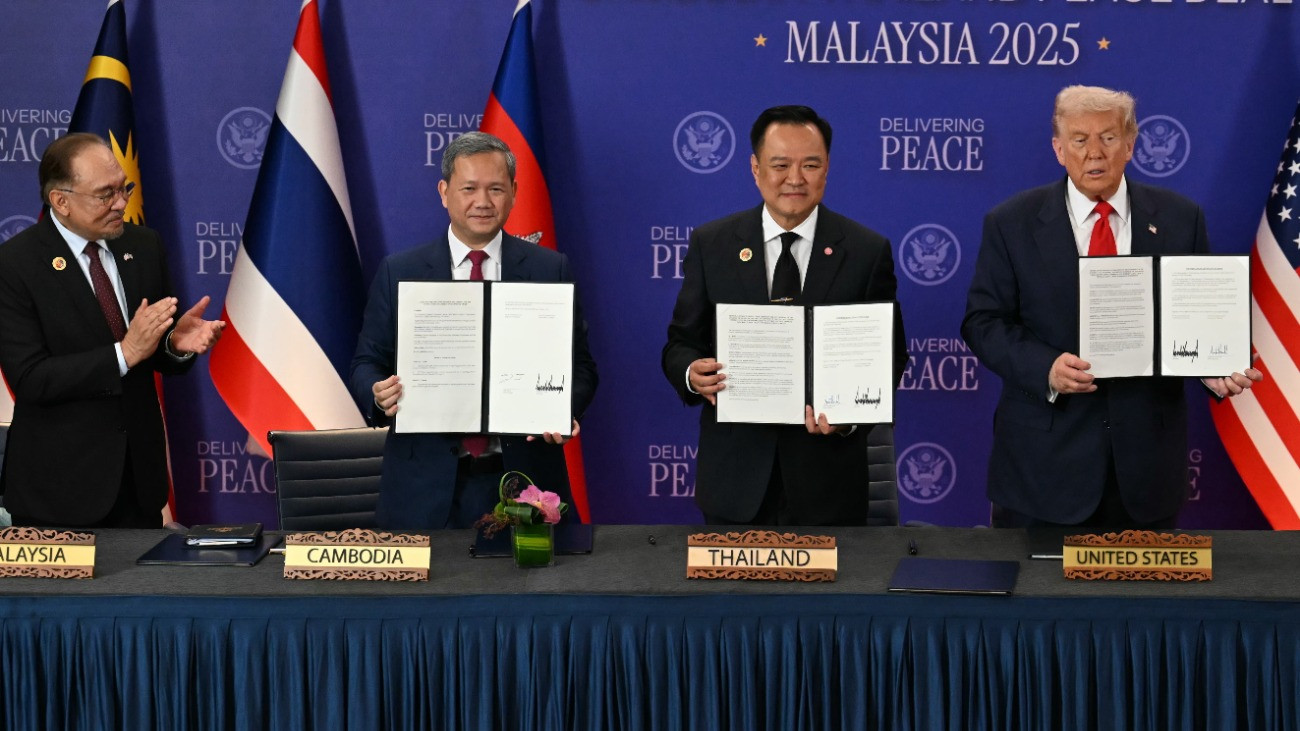 Anwar Ibrahim malajziai, Anutin Csarnvirakul thaiföldi, Hun Manet kambodzsai kormányfõ és Donald Trump amerikai elnök (b-j), miután aláírták a Thaiföld és Kambodzsa közötti tûzszüneti megállapodást a Délkelet-ázsiai Nemzetek Szövetségének (ASEAN) csúcstalálkozóján Kuala Lumpurban 2025. október 26-án. Trump még júliusban közvetített a két ország közötti ötnapos véres határvillongás leállítása érdekében.