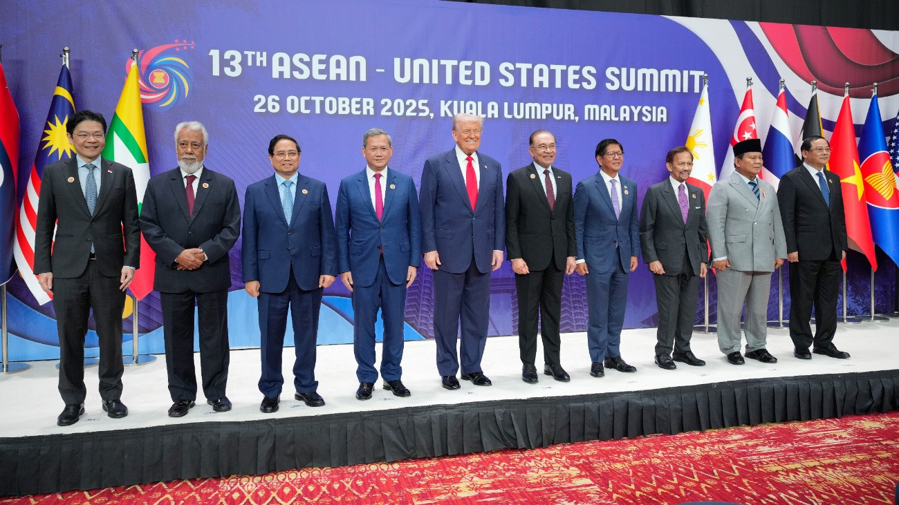 Donald Trump amerikai elnök (k) csoportkép készítésén vesz részt a Délkelet-ázsiai Nemzetek Szövetségének (ASEAN) és az Egyesült Államoknak a közös csúcstalálkozóján Kuala Lumpurban 2025. október 26-án.