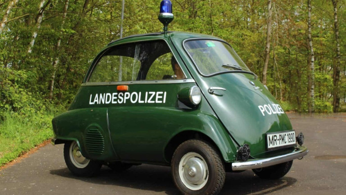 Szupersportautótól a páncélozott traktorig - ezek a legfurább rendőrségi járművek