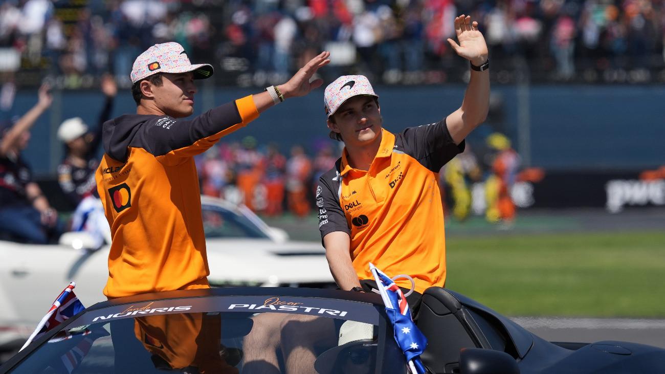 Lando Norris, a McLaren brit versenyzõje (b) és ausztrál csapattársa, Oscar Piastri a Forma-1-es autós gyorsasági világbajnokság Mexikói Nagydíját megelõzõ parádén a mexikóvárosi Hermanos Rodríguez versenypályán 2025. október 26-án.