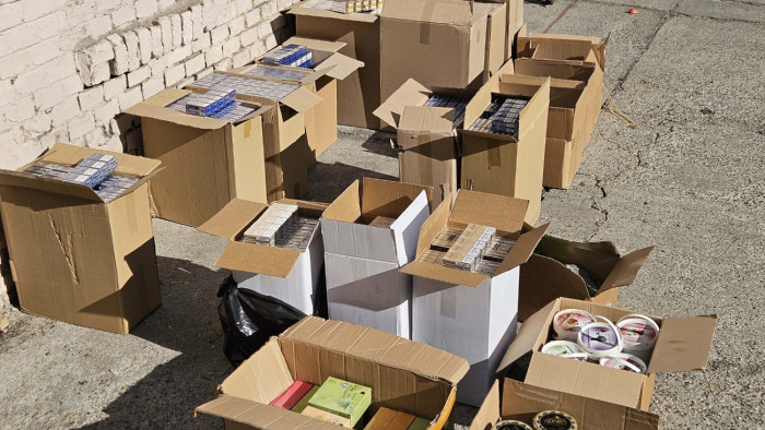 Két helyen is óriási halom őrizetlen cigarettát találtak