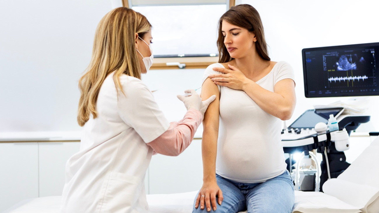 Védőoltást kap egy várandós nő egy orvostól.Forrás: Getty Images/Zorica Nastasic