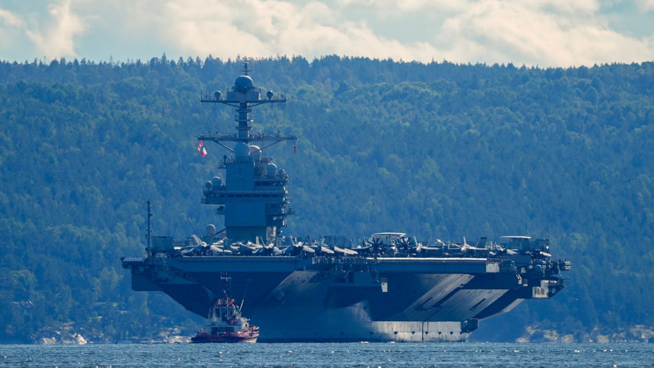 Az amerikai haditengerészet legújabb és egyben legnagyobb repülõgép-hordozója, a Gerald R. Ford elhagyja az Oslo-fjord öblöt 2025. szeptember 17-én. A hadihajó öt napot töltött a térségben, ezalatt több nemzetközi hadgyakorlatban vett részt.