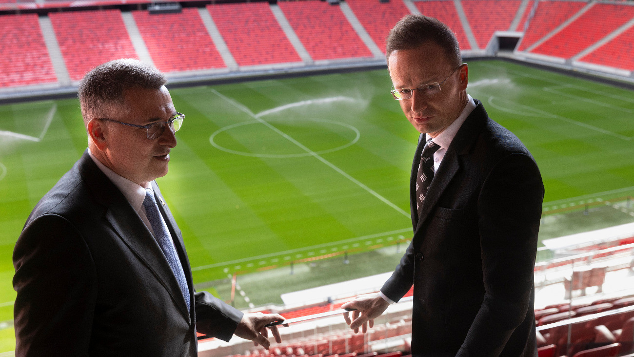 Szijjártó Péter külgazdasági és külügyminiszter (j) fogadja Gideon Saar izraeli külügyminisztert a Puskás Arénában 2025. október 27-én.