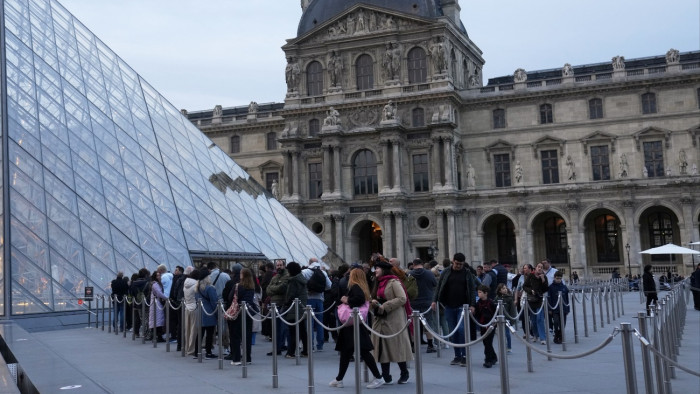Louvre: rendőrkézen két gyanúsított, ám az ügyész dühöng