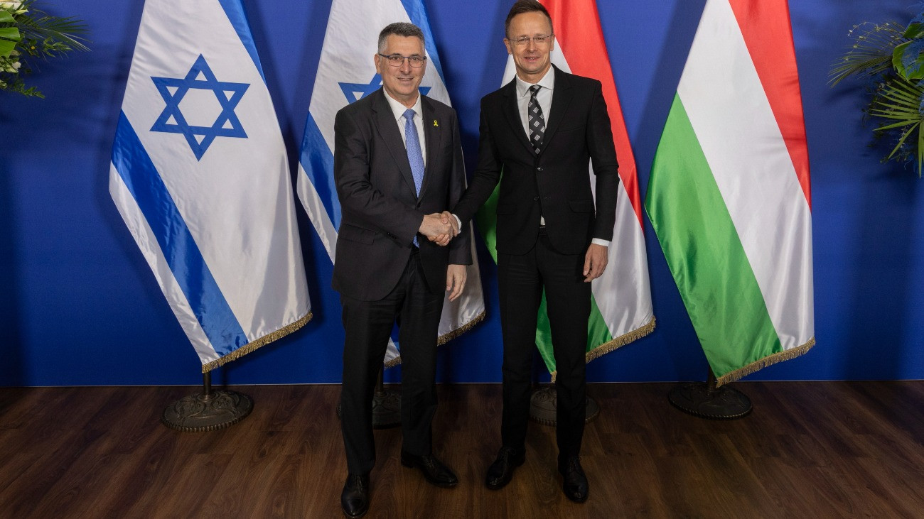 Szijjártó Péter külgazdasági és külügyminiszter (j) fogadja Gideon Saar izraeli külügyminisztert a Puskás Arénában 2025. október 27-én.