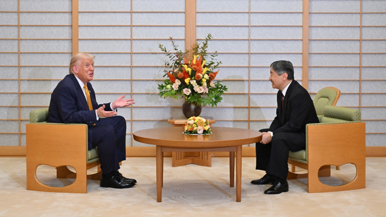 Donald Trump amerikai elnök (b) és Naruhito japán császár megbeszélést folytat a tokiói császári palotában 2025. október 27-én. Trump háromnapos hivatalos látogatásra érkezett a szigetországba.