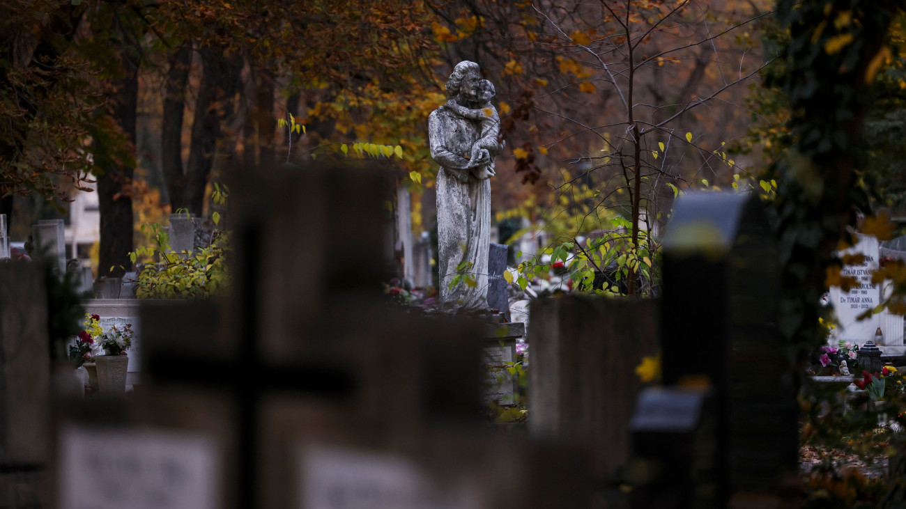 Szobor a Rákoskeresztúri új köztemetõben mindenszentek ünnepe és halottak napja elõtt, 2024. október 31-én.