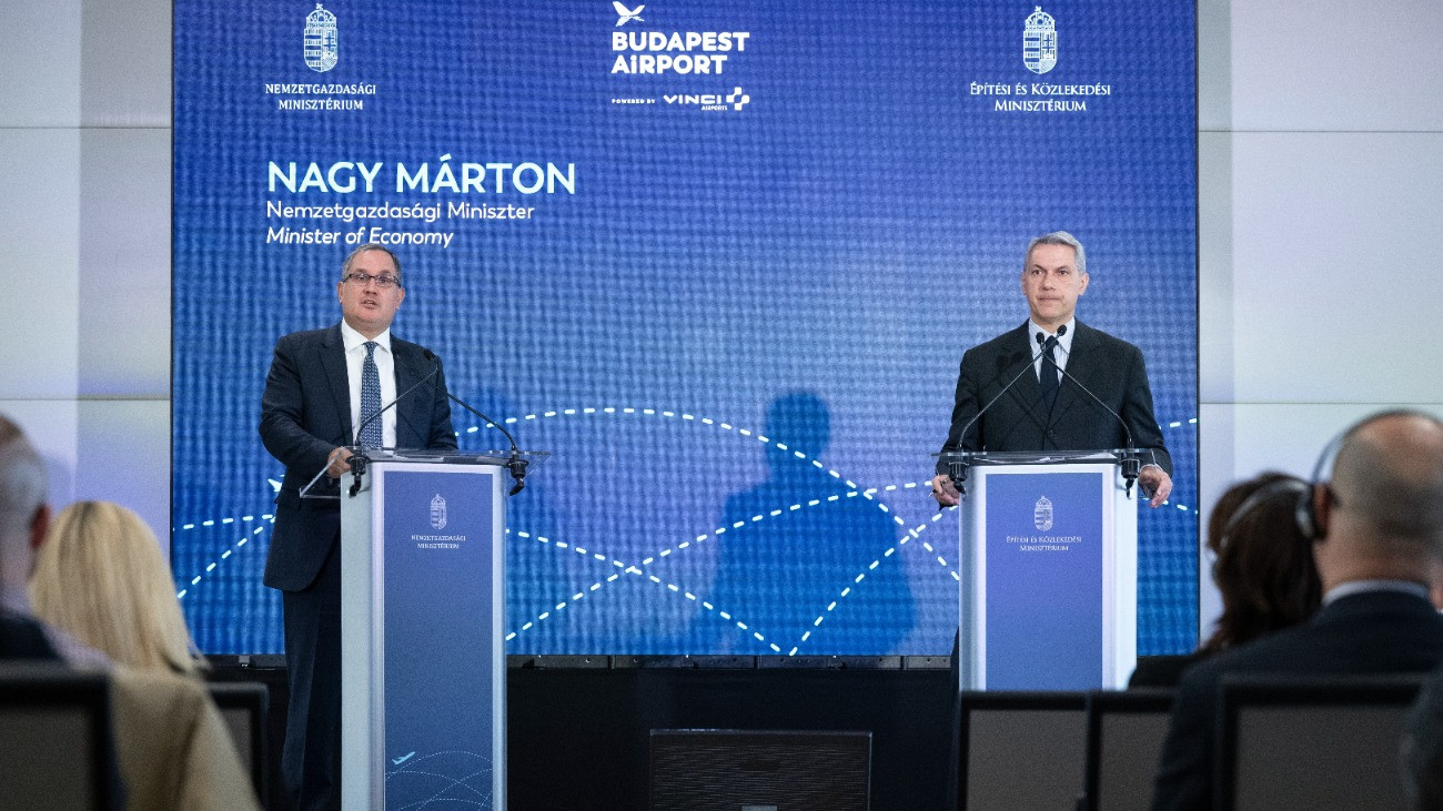 Nagy Márton nemzetgazdasági miniszter és Lázár János építési és közlekedési miniszter (b-j) a Liszt Ferenc Nemzetközi Repülõtér kötöttpályás vasúti kapcsolatának megvalósításával kapcsolatos tervek és célkitûzések ismertetésérõl tartott sajtótájékoztatón a Liszt Ferenc-repülõtéren 2025. október 27-én. A tervek szerint 2028 végéig kétszer három sávos új közút, illetve 2035-re új vasútvonal épül a fõváros és a repülõtér között.
