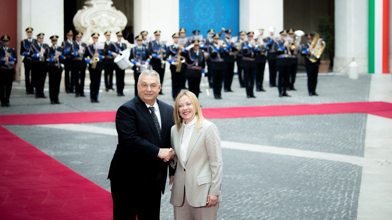 A Miniszterelnöki Kommunikációs Főosztály által közreadott képen Orbán Viktor miniszterelnököt fogadja Giorgia Meloni olasz miniszterelnök Rómában 2025. október 27-én.