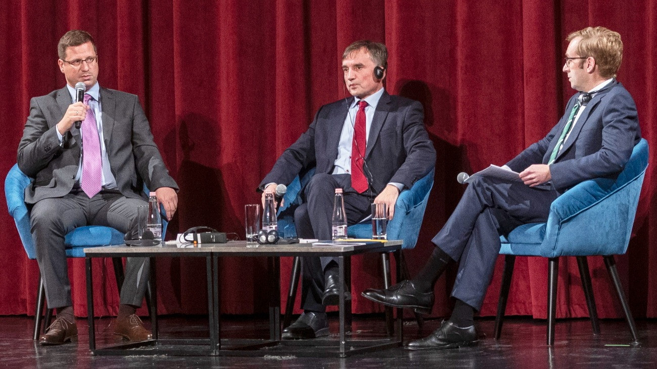 Gulyás Gergely, a Miniszterelnökséget vezetõ miniszter (b), Zbigniew Ziobro, volt lengyel igazságügy miniszter (k) és Szalai Zoltán, a Mathias Corvinus Collegium igazgatója (j) a Taking Over címû lengyel dokumentumfilm vetítése utáni pódiumbeszélgetésen Budapesten, az Uránia Nemzeti Filmszínházban 2025. október 27-én.