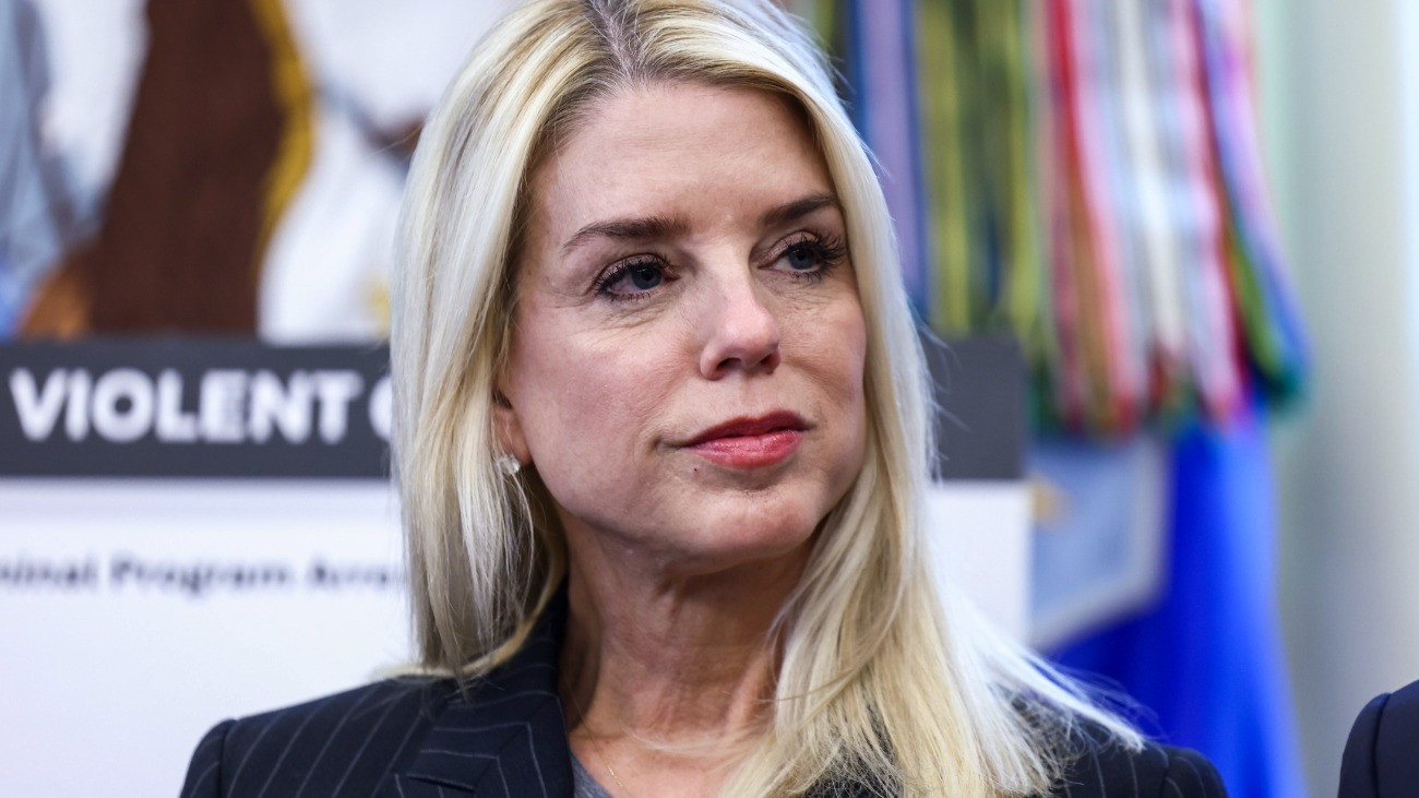 Pam Bondi amerikai igazságügyi miniszter az erõszakos bûncselekmények elleni, Operation Summer Heat fedõnevû, három hónapos országos hadjárat eredményeirõl a washingtoni Fehér Ház Ovális irodájában tartottt sajtóértekezleten 2025. október 15-én.