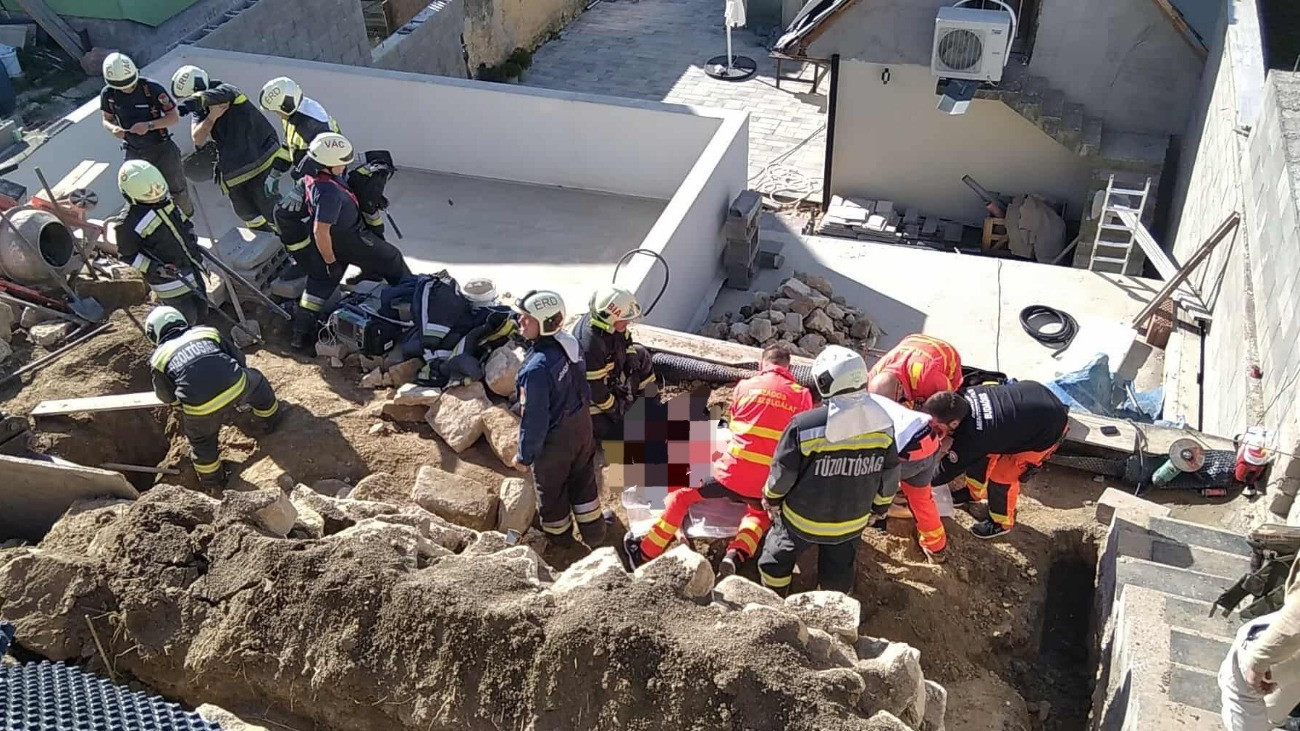 Munkásokra dőlt a támfal Biatorbágyon, többen a romok alatt rekedtek.