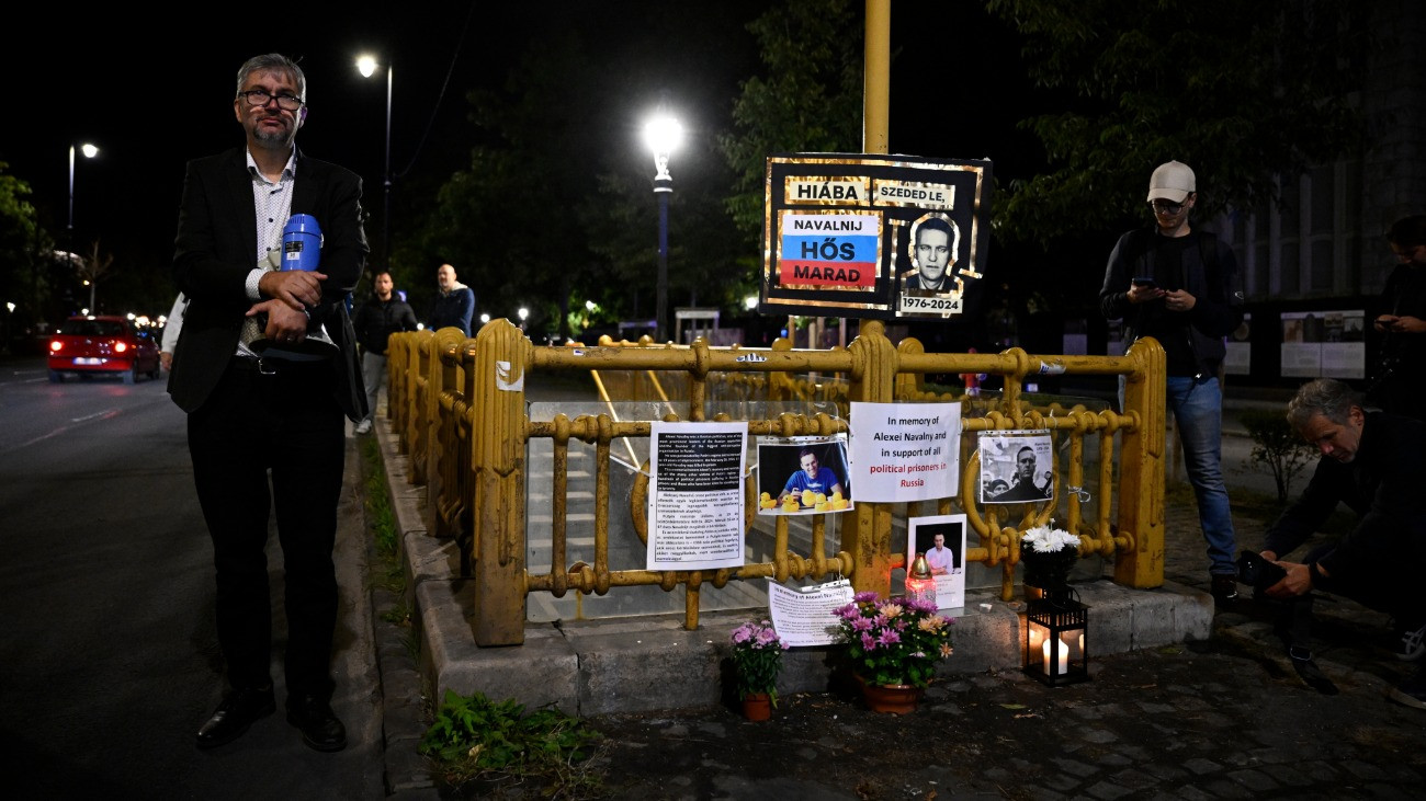 Hadházy Ákos független országgyűlési képviselő Alekszej Navalnij orosz ellenzéki vezetőnek az orosz nagykövetség közelében, a kisföldalatti Bajza utcai megállóján spontán létrehozott emlékhelyénél 2025. szeptember 30-án. Elõzõleg a gyülekezési törvény módosításának visszavonásáért és a közélet átláthatóságáról szóló törvényjavaslat elfogadása ellen tartottak tüntetést a Ferenciek terén.