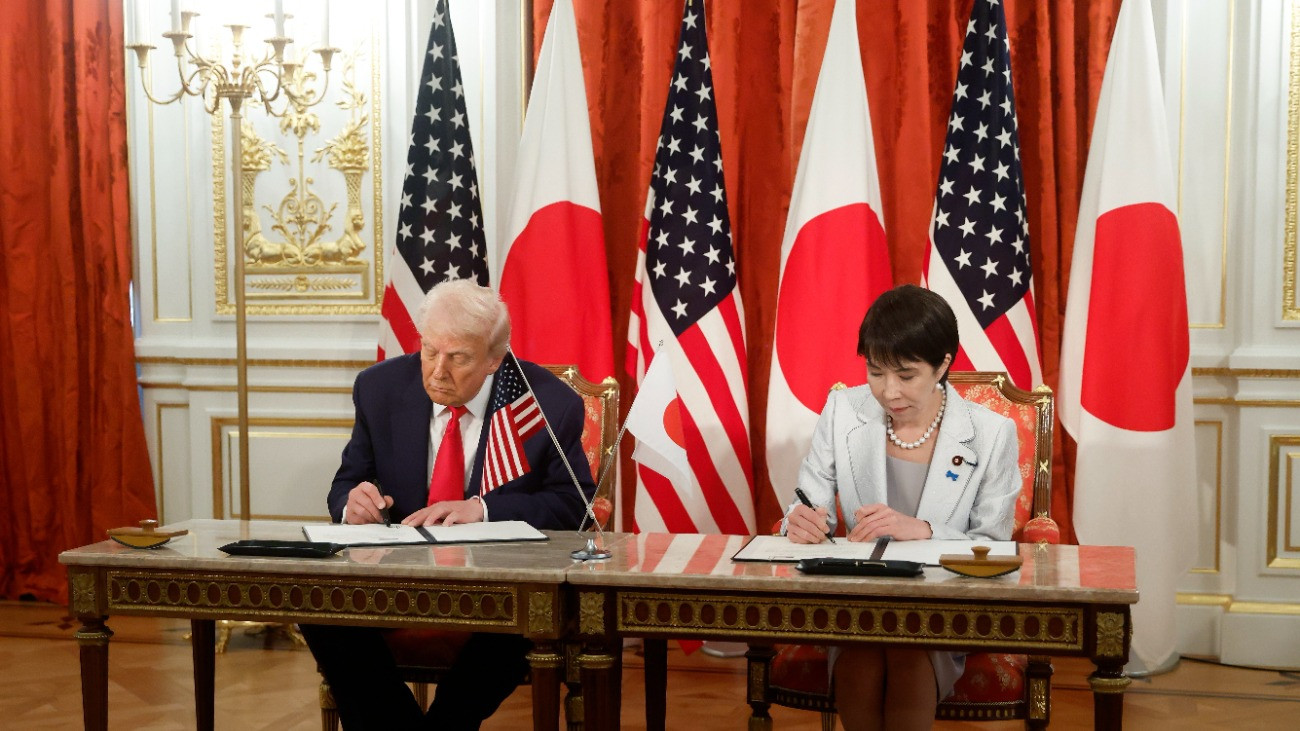 Donald Trump amerikai elnök (b) és Takaicsi Szanae japán kormányfõ aláírja az amerikai-japán kereskedelmi megállapodást a tokiói Akaszaka állami vendégházban 2025. október 28-án. Trump háromnapos hivatalos látogatáson tartózkodik a szigetországban.