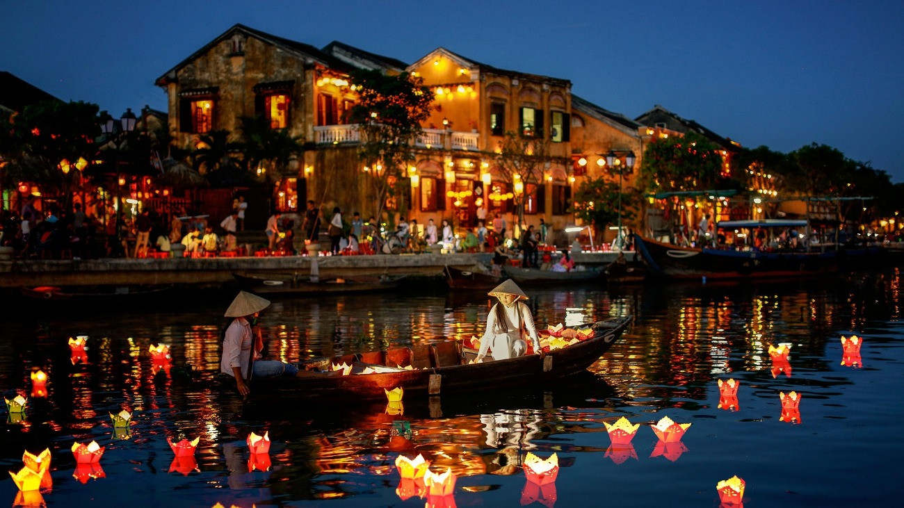 Hoi An város Vietnámban, lámpások és egy csónak a vízen