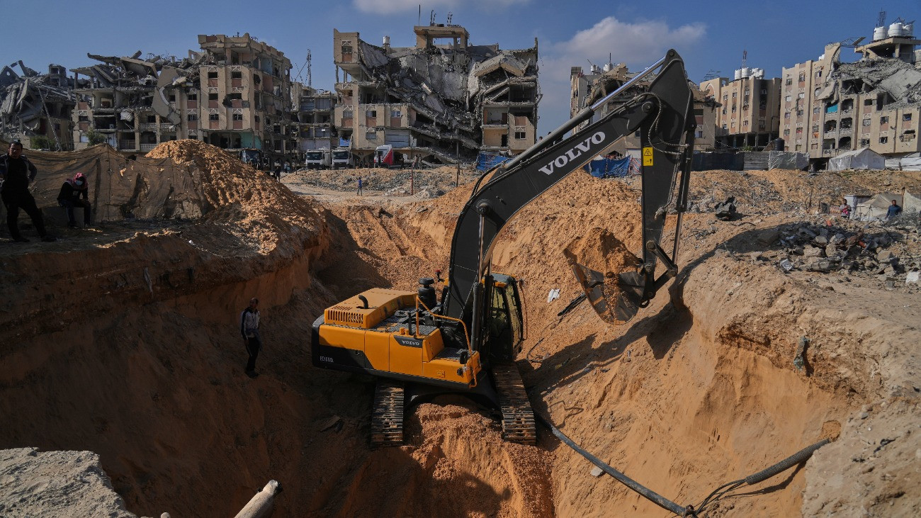 A Hamász palesztin iszlamista szervezet által Izraelbõl elrabolt túszok maradványait keresik egyiptomi munkások munkagéppel a Gázai övezet déli részén fekvõ Hán-Júniszban 2025. október 28-án. A gázai háború lezárását célzó békefolyamat elsõ szakaszában foglaltaknak megfelelõen a Hamász köteles a 2023. október 7-én elrabolt és a fogságban meghalt túszok holttestét átadni Izraelnek.