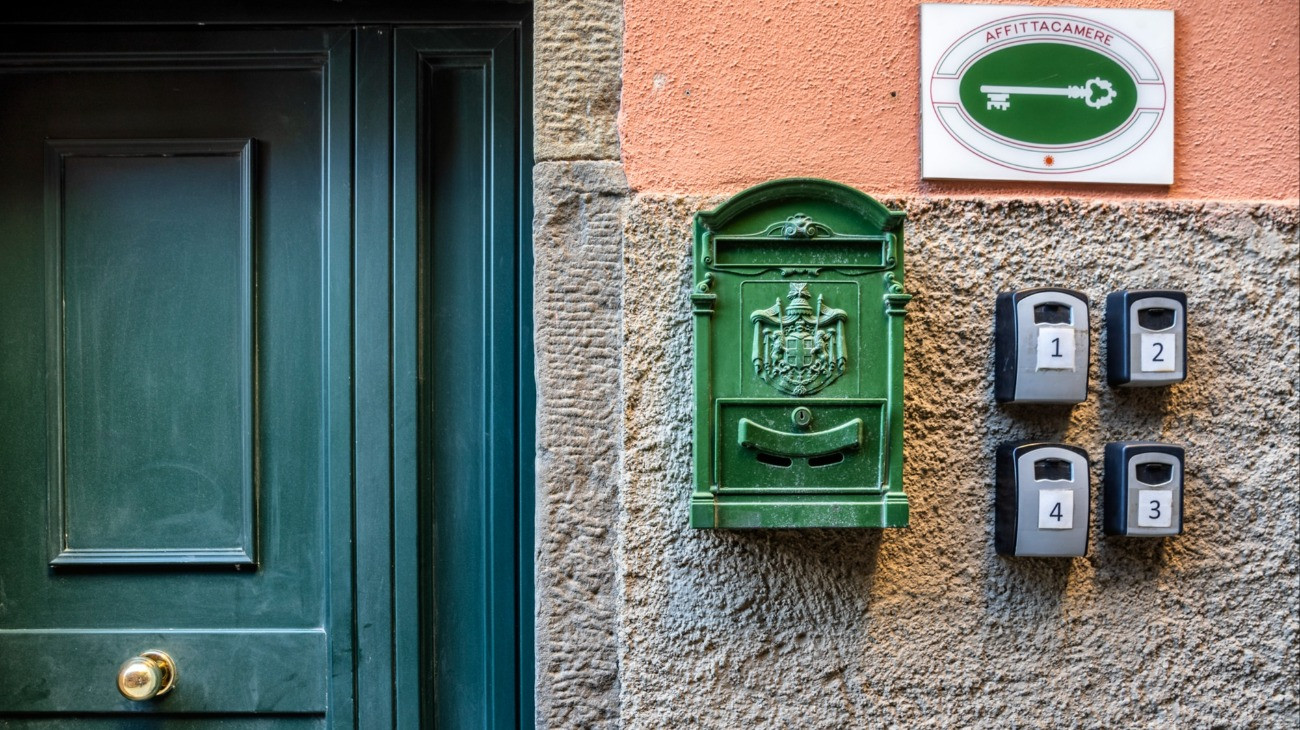 Egy La Spezia városában (Olaszország, Európa) található nyaraló ház ajtaja.