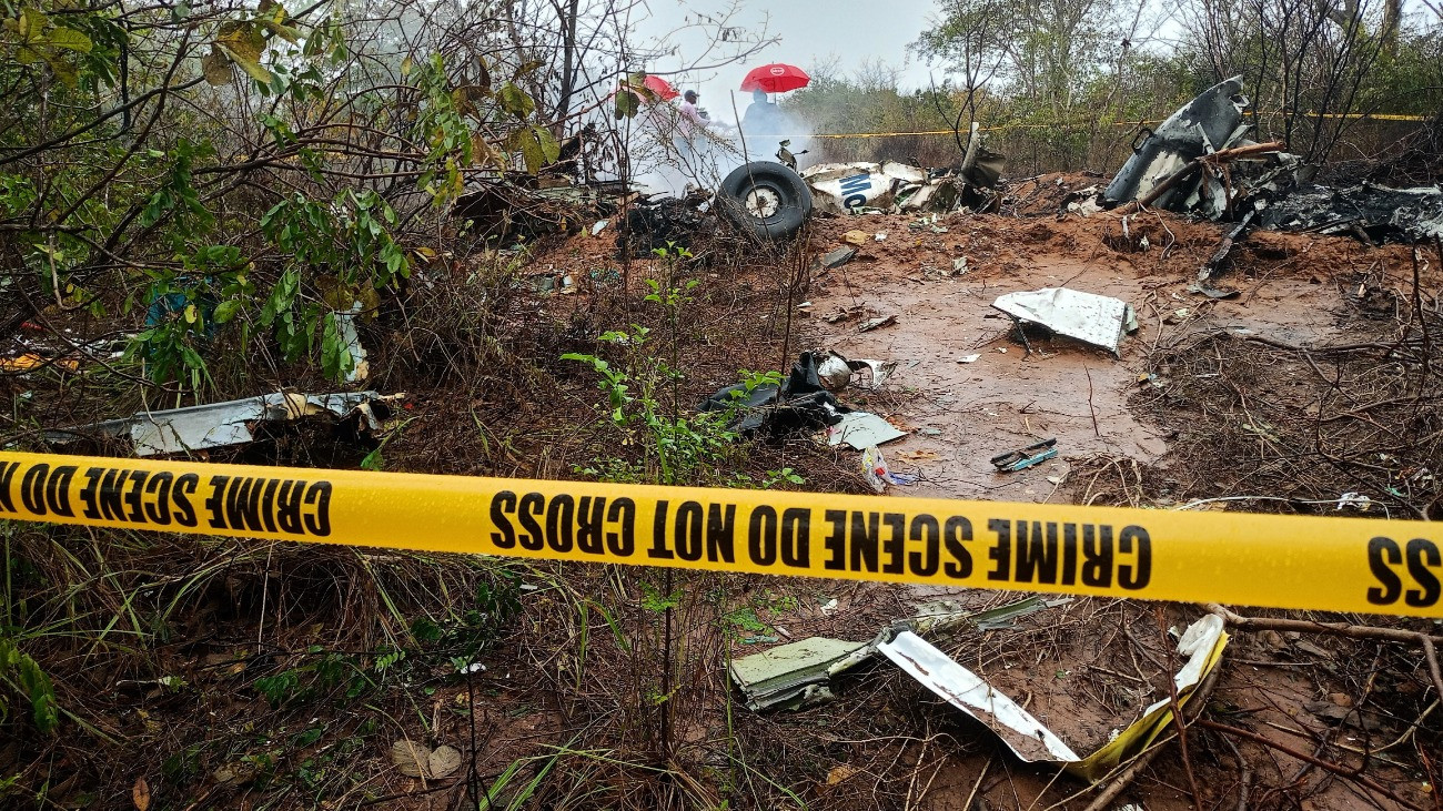 Katonák és mentõsök a helyszínen, ahol lezuhant egy turisták szállító kisrepülõgép a kenyai Diani közelében 2025. október 28-án. A balesetben legkevesebb 12 ember életét vesztette.