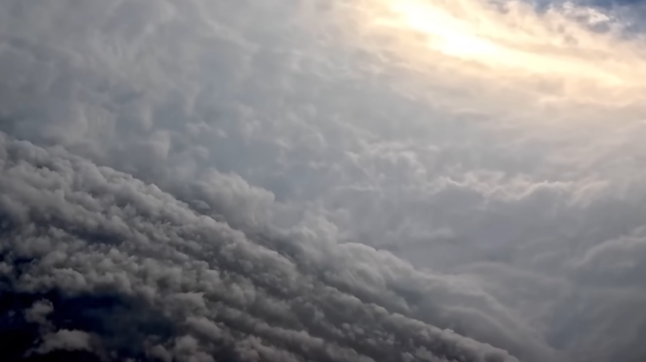 Az amerikai légierő „hurrikánvadászai” a Melissa nevű hurrikán szemébe repülnek.