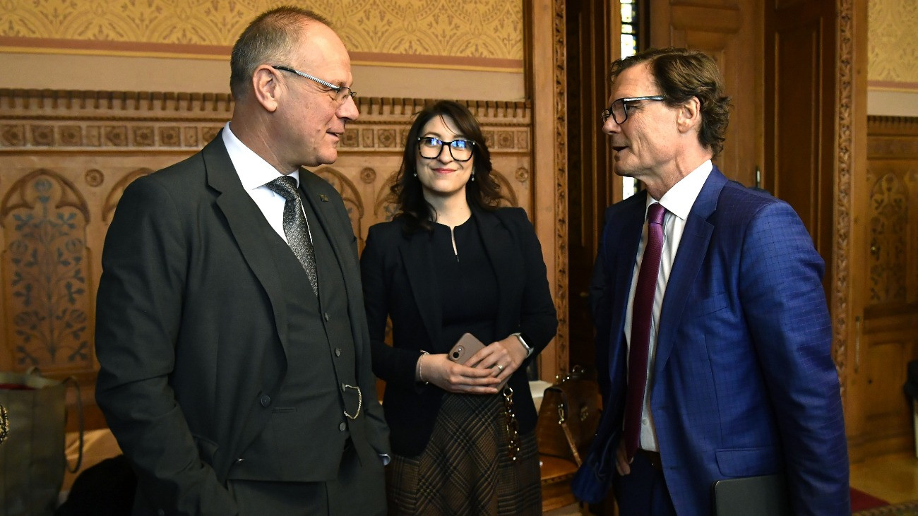 Navracsics Tibor közigazgatási és területfejlesztési miniszter (b) és Bánki Erik, a bizottság fideszes elnöke az Országgyûlés gazdasági bizottságának ülése elõtt az Országház Tisza Kálmán termében 2025. október 28-án.