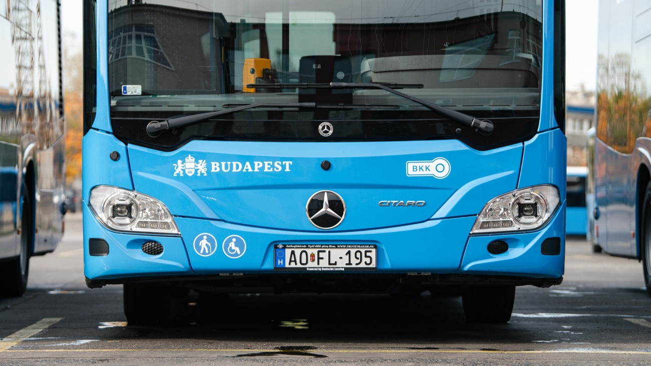 Egy kék BKK autóbusz.