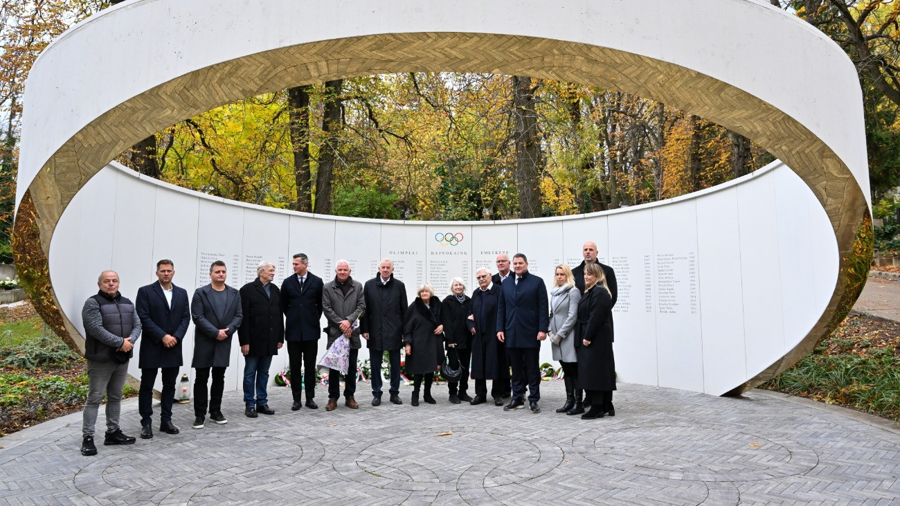 Résztvevõk a Magyar Olimpiai Bizottság halottak napi megemlékezésén az elhunyt olimpiai bajnokok emlékfalánál a Farkasréti temetõben 2025. október 28-án.