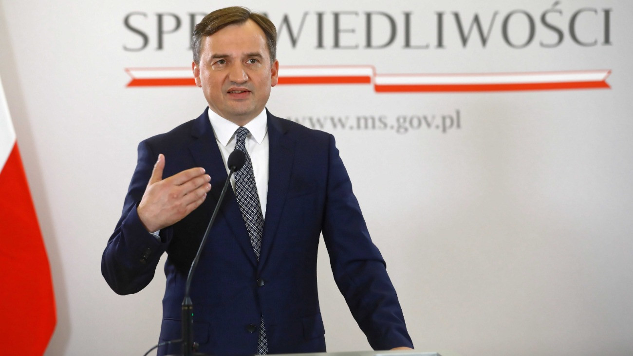 Zbigniew Ziobro lengyel igazságügyi miniszter az isztambuli egyezmény tervezett felmondásáról tartott varsói sajtóértekezleten 2020. július 25-én. A minisztérium szorgalmazza az Európa Tanács isztambuli egyezményének Lengyelország részérõl történõ felmondását, mert álláspontja szerint az a nõk védelmének ürügyén keresztényellenes, emellett a lengyel alkotmánynak ellentmondó elõírásokat tartalmaz.