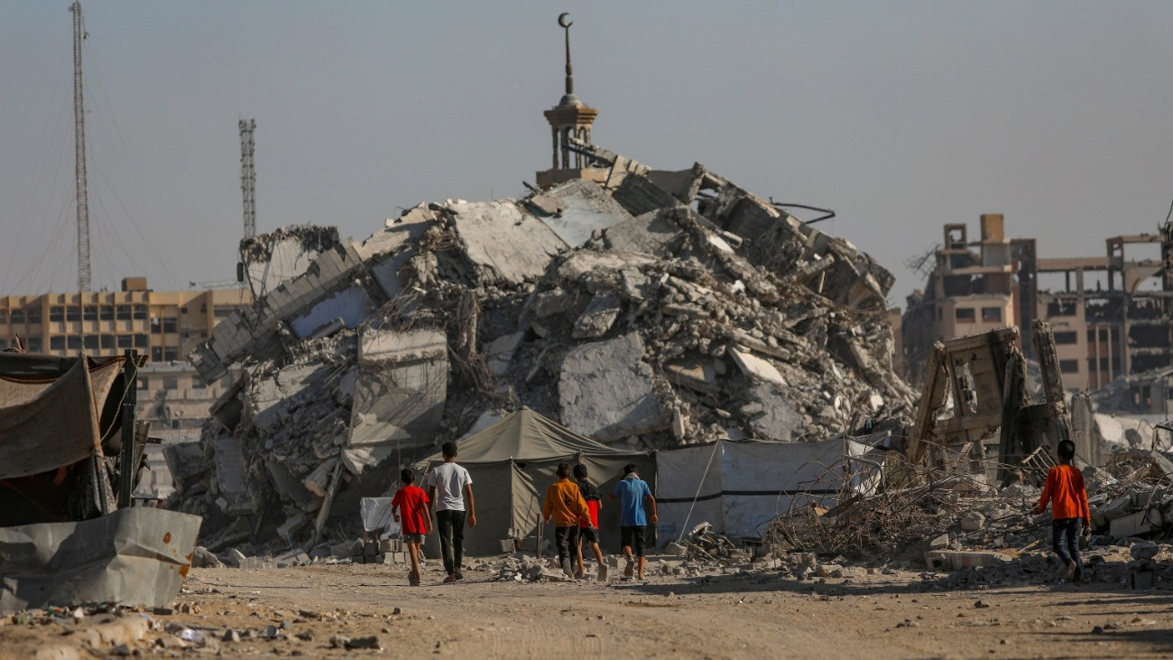 Palesztinok izraeli támadásban megsemmisült épületek romjai elõtt Gázában 2025. október 28-án. Izrael és a Hamász palesztin iszlamista szervezet október 9-én megállapodott a gázai háború lezárását célzó békefolyamatnak a tûzszünetet és túszalkut magában foglaló elsõ szakaszáról.