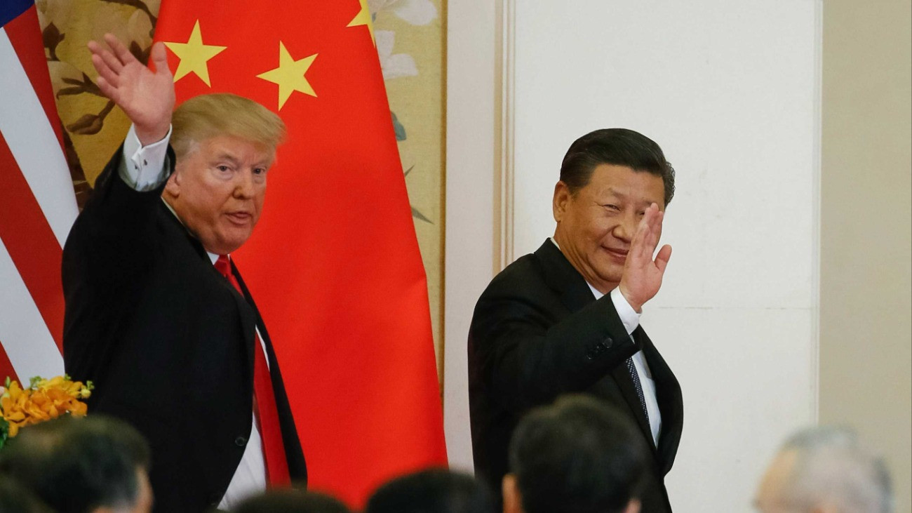 Peking, 2017. november 9.Donald Trump amerikai elnök (b) és Hszi Csin-ping kínai elnök sajtóértekezletük helyszínére érkezik a pekingi Nagy Népi Csarnokban 2017. november 9-én. (MTI/EPARoman Pilipej)