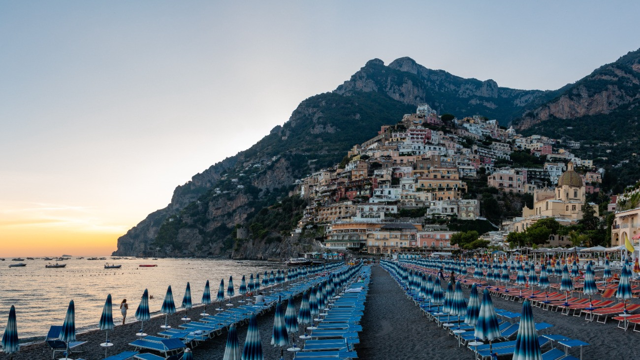 Az olaszországi Positano várososának tengerpartja naplementében.Forrás: Getty Images/brunocoelhopt