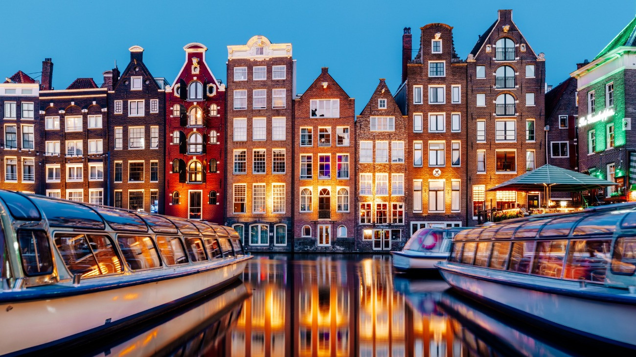 Amszterdami utcakép csatornával és hajókkal