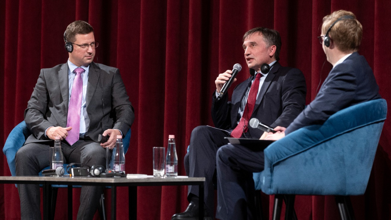 Zbigniew Ziobro, volt lengyel igazságügy miniszter (k), Gulyás Gergely, a Miniszterelnökséget vezetõ miniszter (b) és Szalai Zoltán, a Mathias Corvinus Collegium igazgatója (j) a Taking Over címû lengyel dokumentumfilm vetítése utáni pódiumbeszélgetésen Budapesten, az Uránia Nemzeti Filmszínházban 2025. október 27-én.