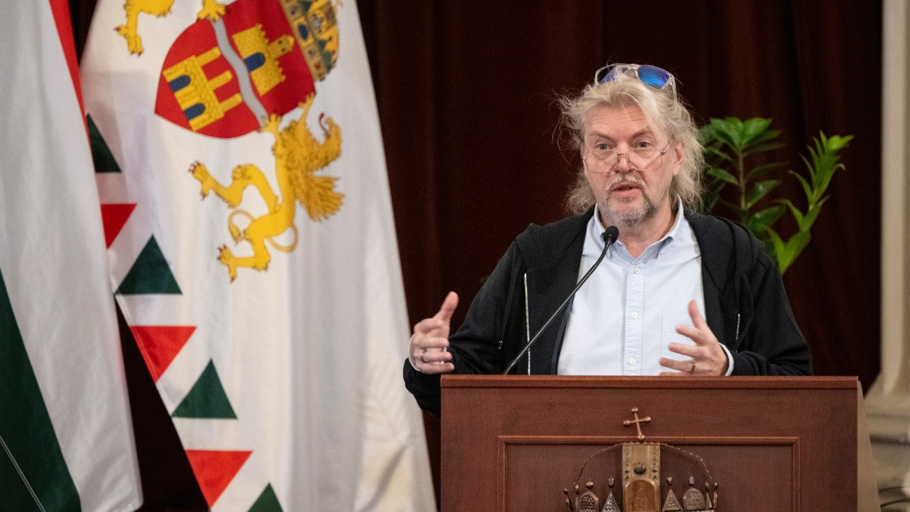 Gerendai Károly, a Sziget fesztivál egyik alapítója, korábbi társtulajdonosa és fõszervezõje felszólal a Fõvárosi Közgyûlés ülésén a Városháza dísztermében 2025. október 29-én. Gerendai Károly 2017-ben, 25 év aktív szervezõmunka után adta át a cég vezetését. Még ebben az évben eladta a cég 70 százalékát egy amerikai befektetési alap (Providence Equity Fund) fesztiválokra szakosodott leányvállalatának (Superstruct Entertainment). 2022-ben a cég maradék 30 százalékát is értékesítette a korábbi vevõknek.