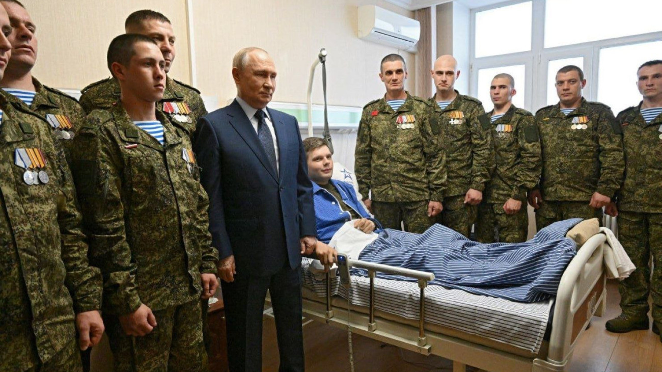 Vlagyimir Putyin Moszkvában sebesült katonákat látogatott meg a Pavel Mandrika katonasebész nevét viselő Központi Katonai Klinikai Kórházban.