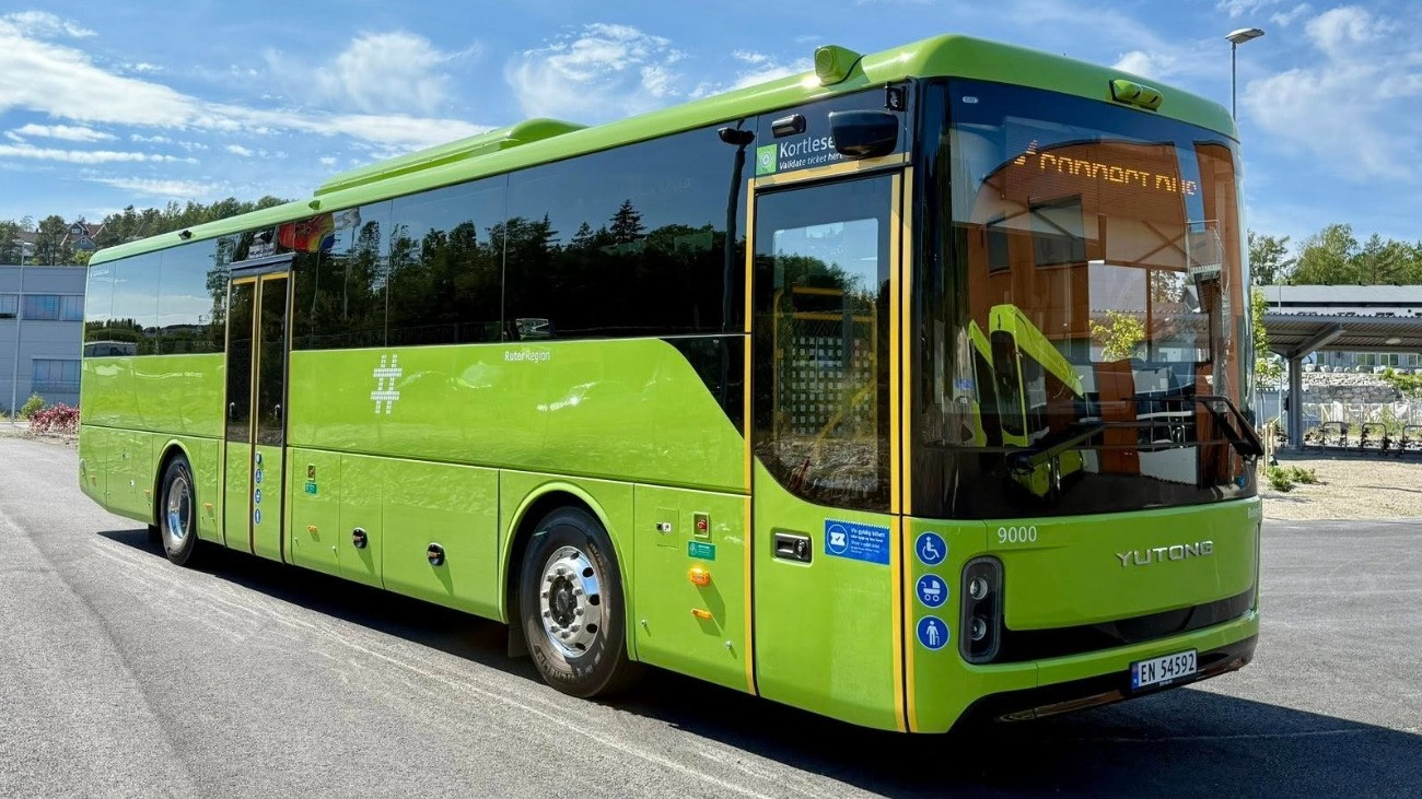 Zöld színű elektromos városi autóbusz.