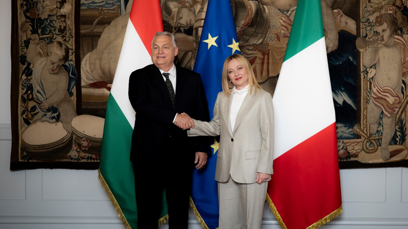 A Miniszterelnöki Kommunikációs Fõosztály által közreadott képen Orbán Viktor miniszterelnököt fogadja Giorgia Meloni olasz miniszterelnök Rómában 2025. október 27-én.