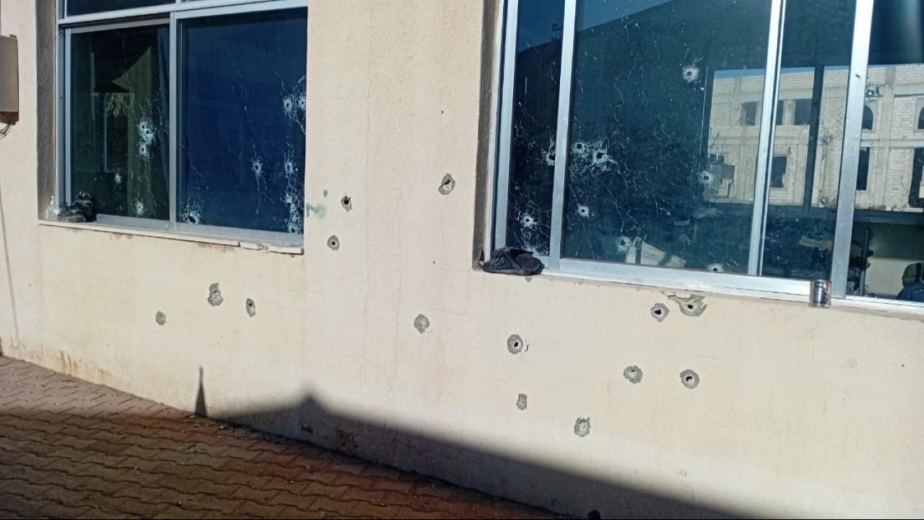 Golyó nyomok Blida, dél-libanoni település önkormányzatának épületén.