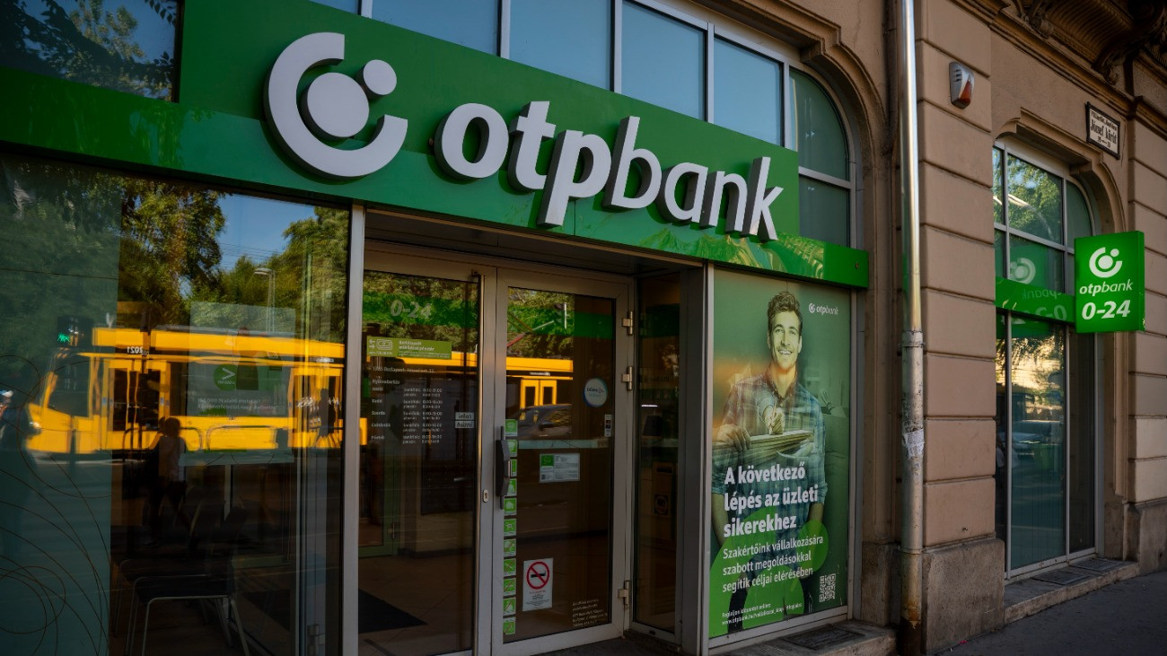 Az OTP Bank fiókja a Ferenc körúton az Otthon Start Program indulása napján, 2025. szeptember 1-jén. Az új lakhatási konstrukció központi eleme a fix, 3 százalékos kamatozású lakáshitel. A program célja, hogy az elsõ lakásukat megszerzõ fiatalok számára a piacinál jóval kedvezõbb feltételekkel váljon elérhetõvé a saját otthon megszerzése.