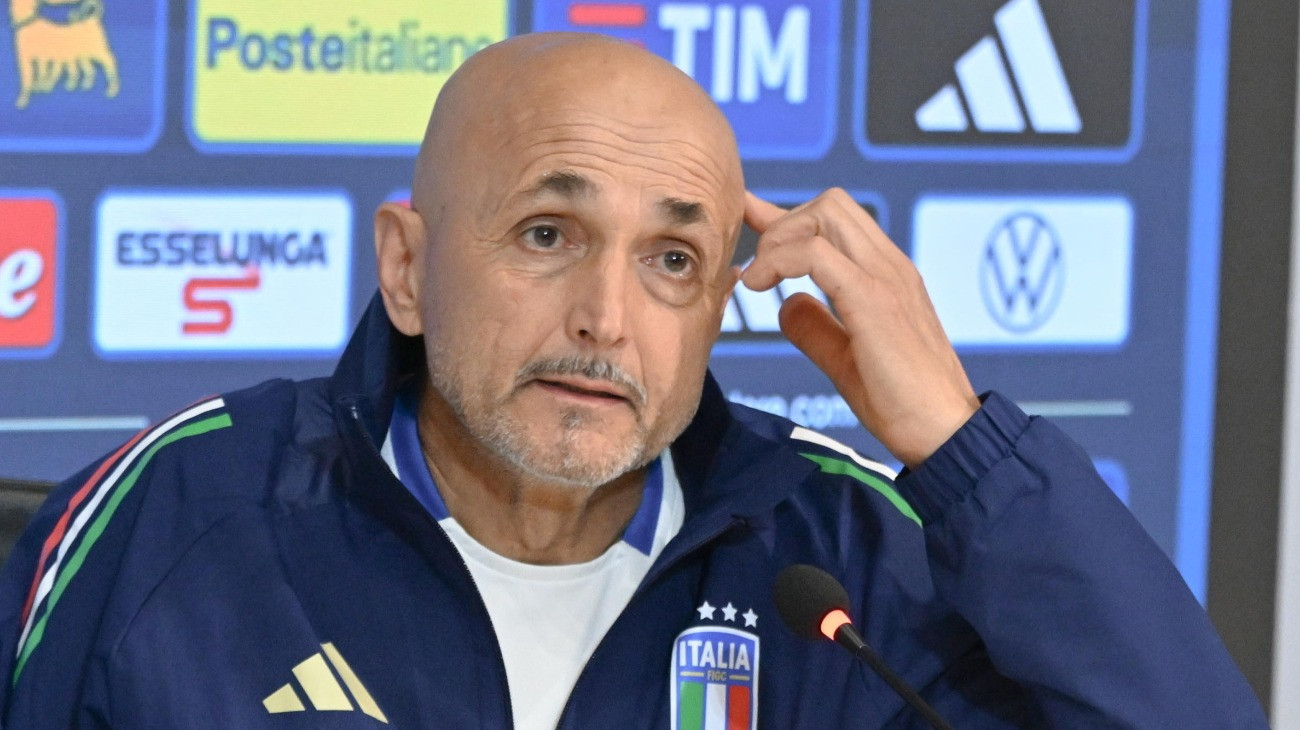 Luciano Spalletti, az olasz labdarúgó-válogatott szövetségi kapitánya sajtóértekezletet tart Firenzében 2025. június 8-án. A 66 éves tréner bejelentette, hogy az olasz szövetség menesztette a válogatott élérõl, miután csapata két napja 3-0-s vereséget szenvedett Norvégiában. A 2023 augusztusában kinevezett Spallettinek június 9-én lesz az utolsó meccse az olasz válogatott élén a Moldova elleni világbajnoki selejtezõben. A szakember irányításával 11 gyõzelem és hat döntetlen mellett hatszor kikapott az olasz együttes.
