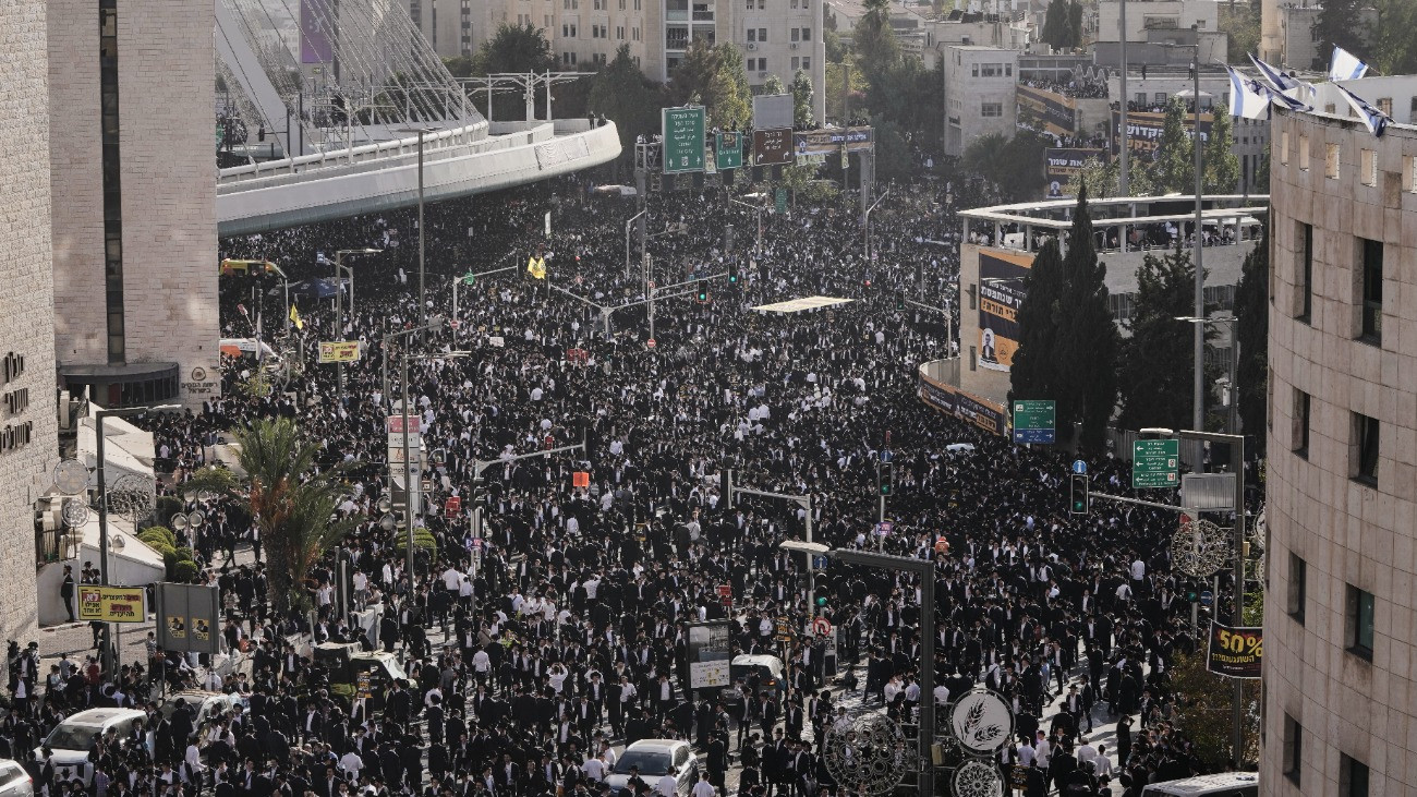 Ultraortodox zsidó férfiak tiltakoznak a kötelezõ katonai szolgálat ellen Jeruzsálemben 2025. október 30-án.
