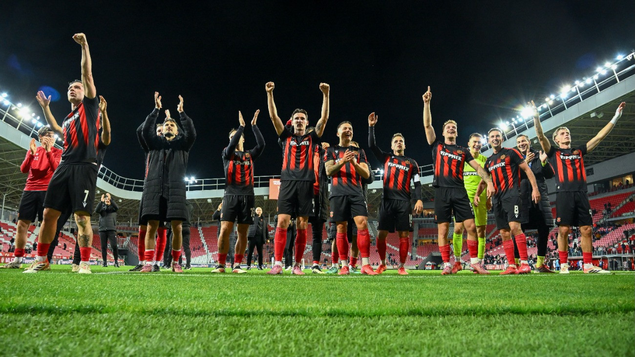 A Honvéd csapat tagjai ünneplik gyõzelmüket a labdarúgó MOL Magyar Kupa 4. fordulójában játszott Debreceni VSC - Budapest Honvéd FC mérkõzés után a debreceni Nagyerdei Stadionban 2025. október 30-án. Debreceni VSC-Budapest Honvéd FC (NB II) 1-2.