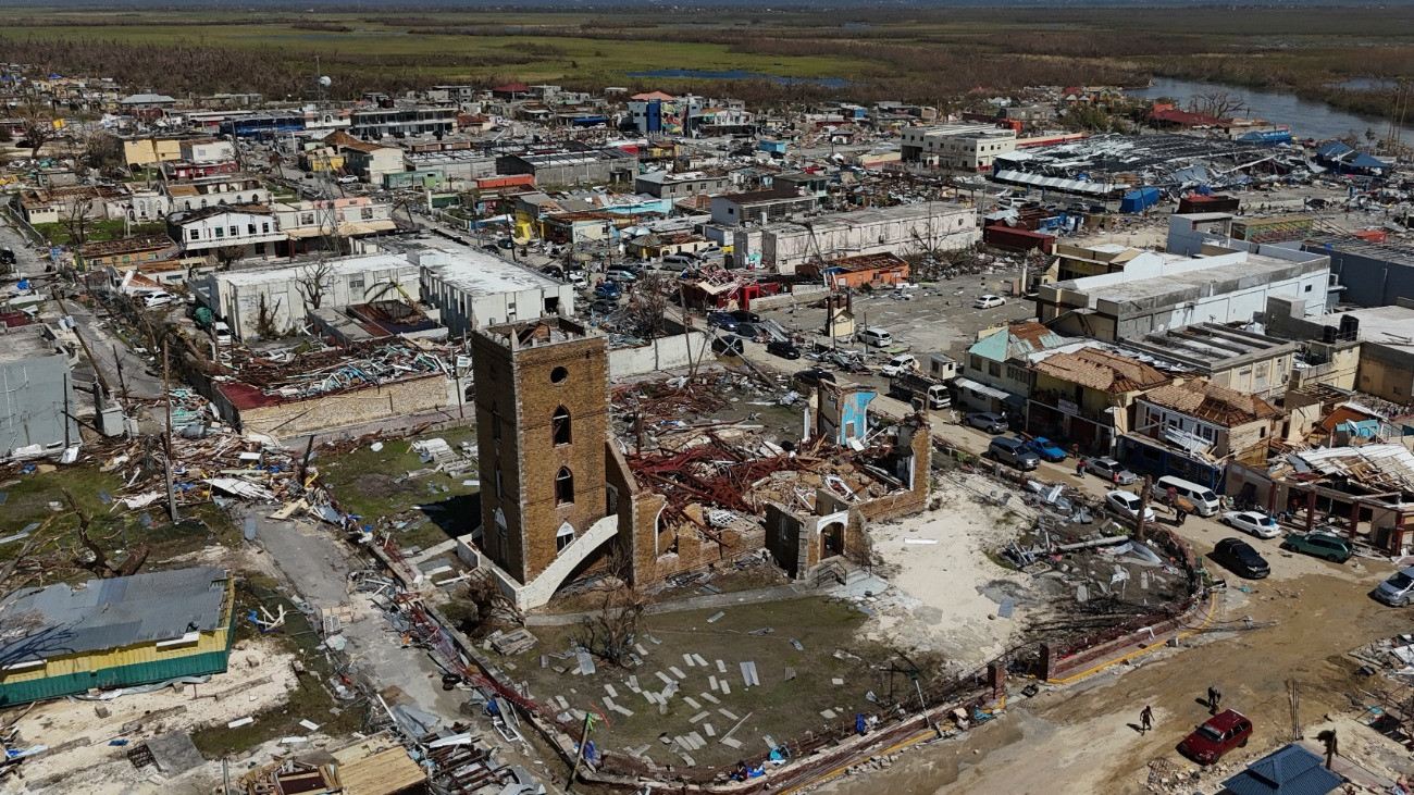 A Melissa hurrikán pusztítása a jamaicai Black Riverben 2025. október 30-án.