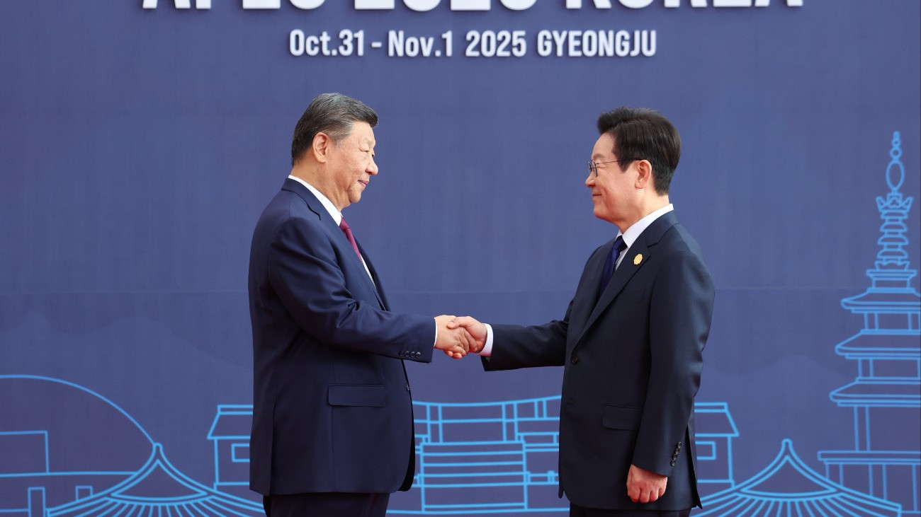 I Dzsemjong dél-koreai (j) és Hszi Csin-ping kínai elnök az Ázsiai és Csendes-óceáni Gazdasági Együttmûködés (APEC) csúcstalálkozóján a dél-koreai Kjongdzsuban 2025. október 31-én.