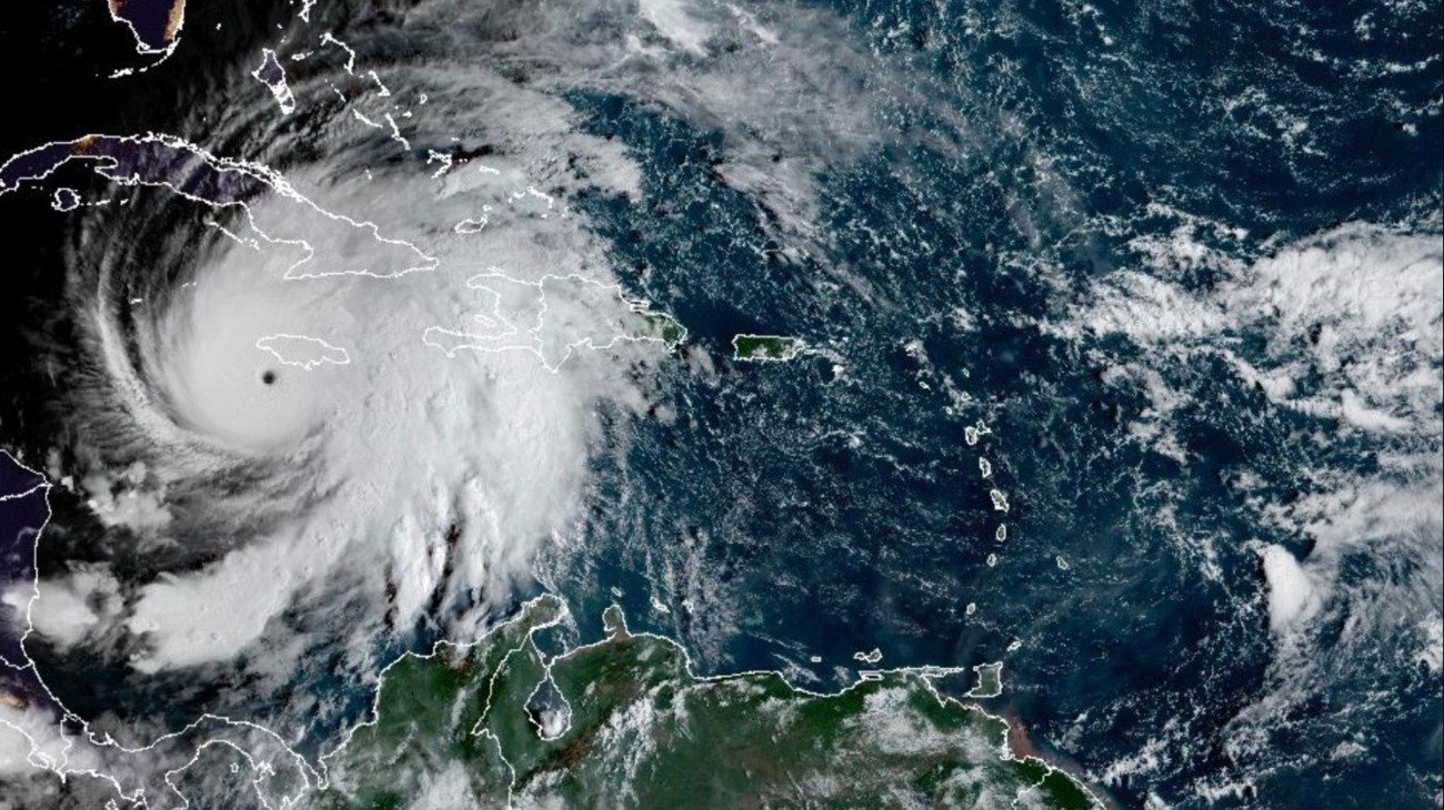 Az amerikai Nemzeti Óceanográfiai és Atmoszférakutató Hivatal (NOAA) műholdfelvétele a Jamaicától délnyugatra haladó Melissa névre keresztelt trópusi viharról 2025. október 28-án.