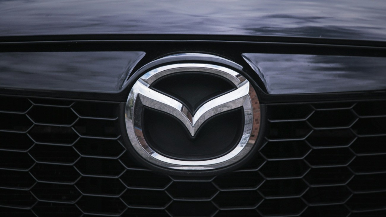 A Mazda japán autómárka logója egy autó elején.